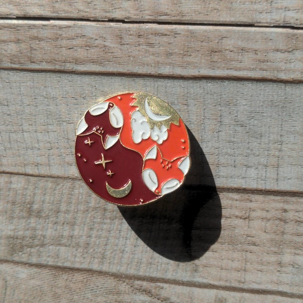 NWOT 🦊 Yin-yang foxes enamel pin